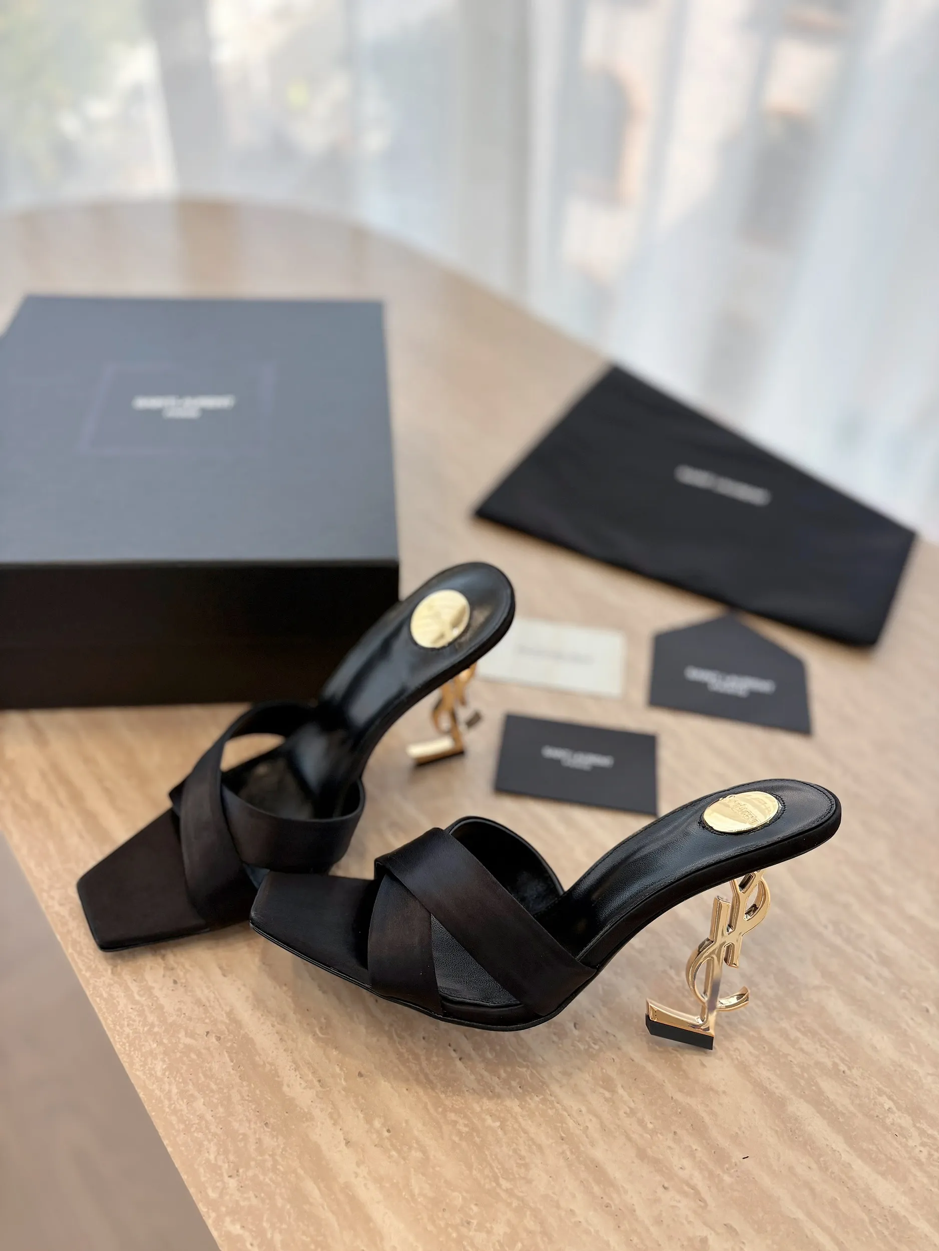 👟👟Ex-factory price 520👟👟 "SAINT LAUREN*" Saint Laurent YSL classic high-heeled shoes and sandals. Only YSL understands women's hearts best and does not accept refutation. It is a super invincible feminine artifact and a must-have for women (z-product full-body customization, own molded hardware accessories, perfect consistency). Compare the differences between pictures and products on the market ✔ Upper: Customized imported calf patent leather ✔Inner lining: imported 🐑 sheepskin ✔Sole: imported genuine leather outsole ✔Heel height: 10.5cm ✔Number of yards: 35-39 (40 can be customized and non-returnable) (Full set of packaging)